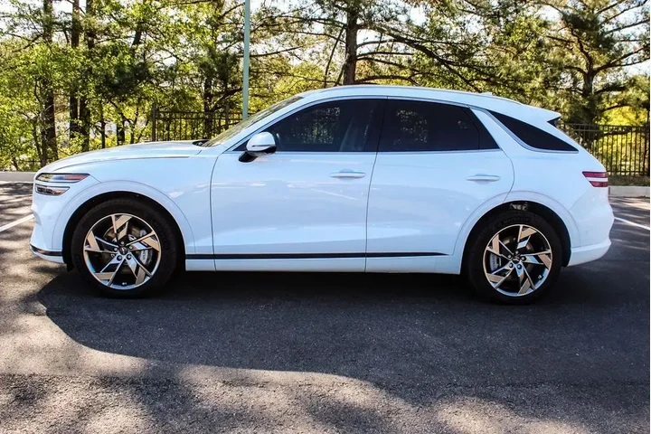 $32960 : Genesis Electrified GV70 202 image 6