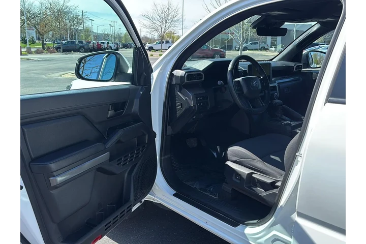 $40000 : Gold Certified 2024 Tacoma SR5 image 2