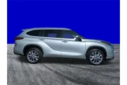 $32799 : Toyota Highlander 2023 L 4dr thumbnail