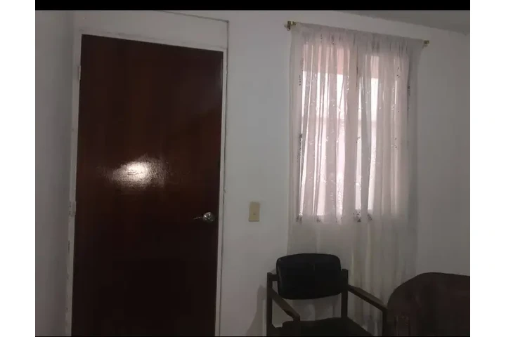 $400000 : se alquila habitación image 1