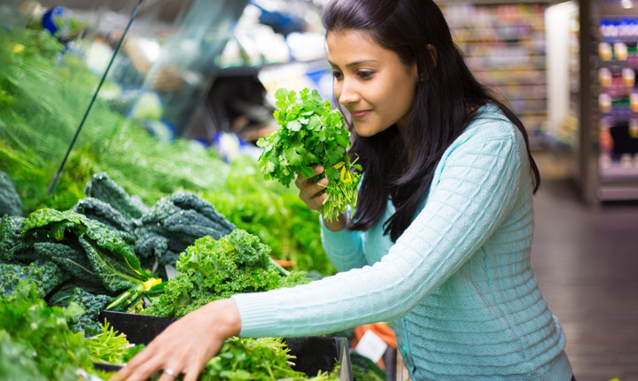 Muler latina comprando vegetales