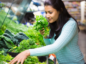 Muler latina comprando vegetales