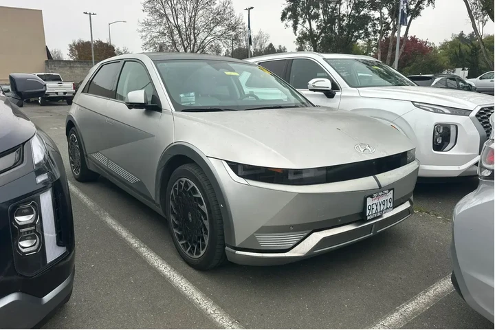 $30990 : Hyundai IONIQ 5 2023 AWD Lim image 2