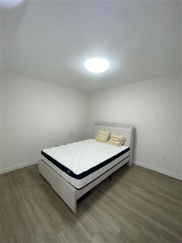 $1600 : I’m renting a room only Girls. image 2