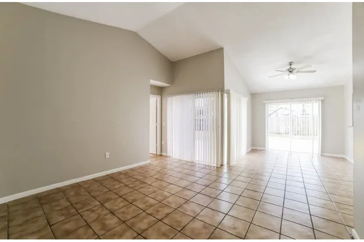 $2457 : 3 bed in Miami Florida image 2