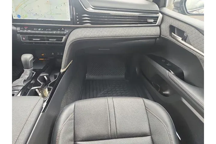 $31990 : Toyota Camry 2025 AWD SE 4dr image 10