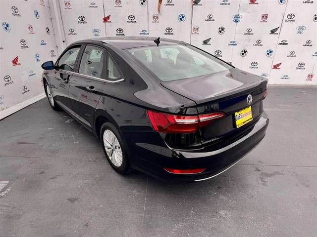 $14995 : Used 2019 Jetta R-Line Auto w image 5