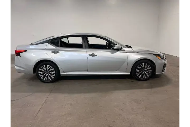 $17957 : Nissan Altima 2023 2.5 SV 4d image 2