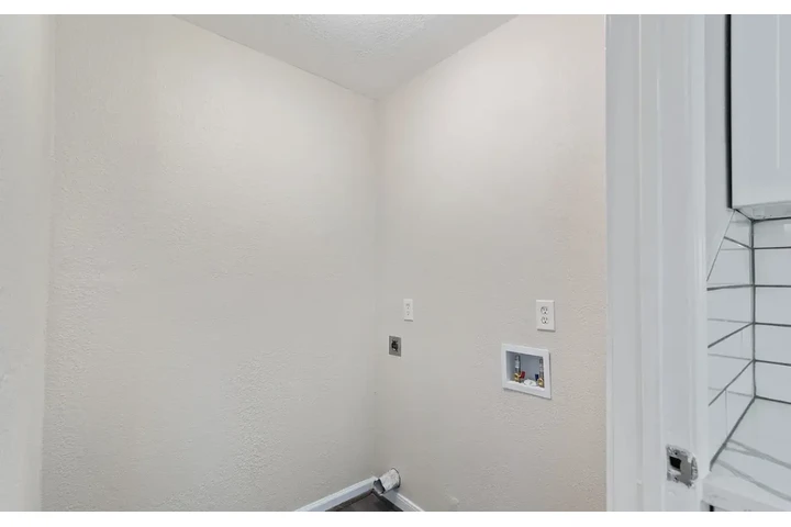 $1000 : SINGLE LOVELY HOME FOR RENT image 5