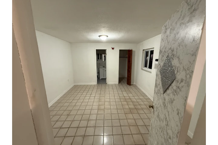 $2000 : 2/1 efficiency for rent image 5
