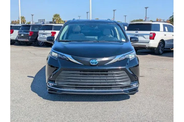 $39995 : Toyota Sienna 2024 XLE 8-Pas image 2