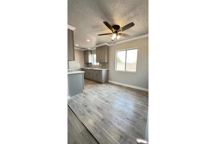 $2400 : RENTA- L.A 90044 image 4