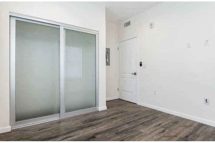 $1900 : 2-BED 2BATH APT IN CENTRAL LA image 4