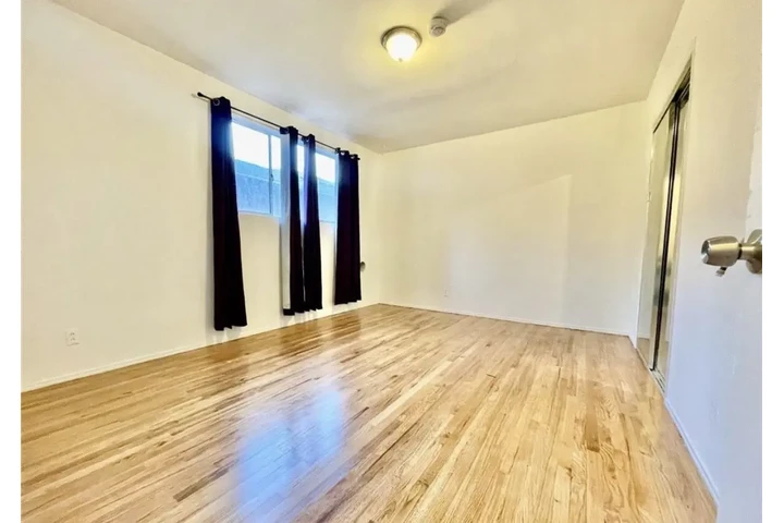 $1565 : 1 Bedroom 1 Bath Apt in LA image 7