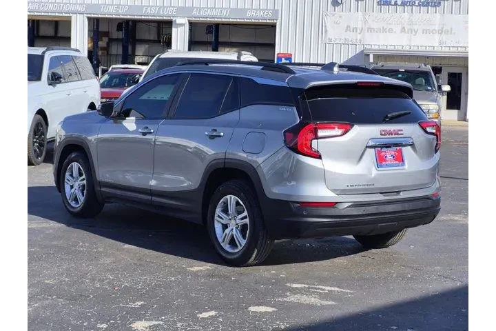 GMC Terrain 2024 SLE 4dr SUV image 4