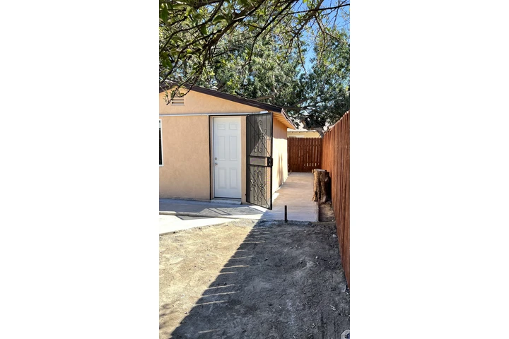 $875 : Studio image 2
