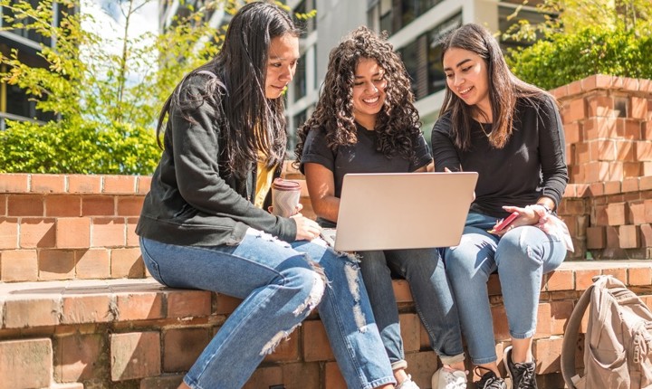 3 mujeres jóvenes estudiando en la universidad