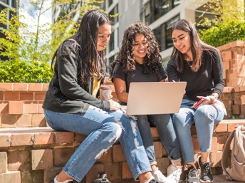 3 mujeres jóvenes estudiando en la universidad