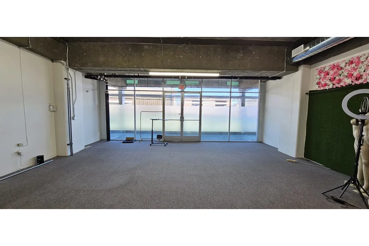 $1100 : 700 sq feet downtown la image 2
