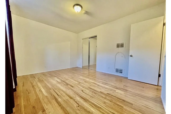 $1565 : 1 Bedroom 1 Bath Apt in LA image 8