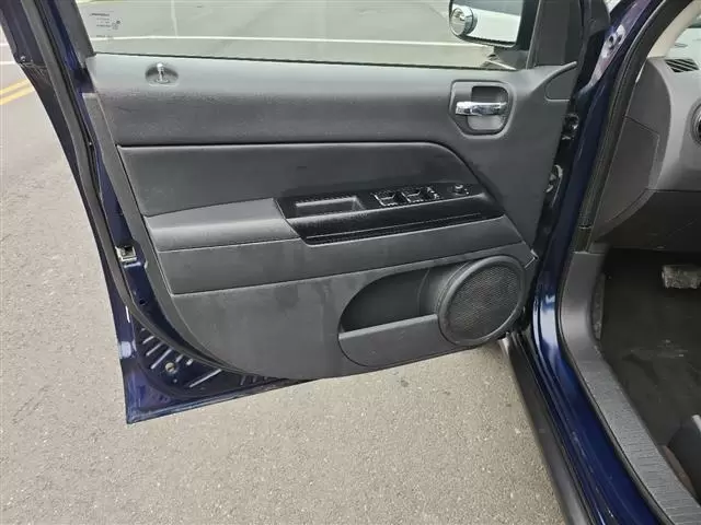 2013 Compass Latitude 4WD image 10