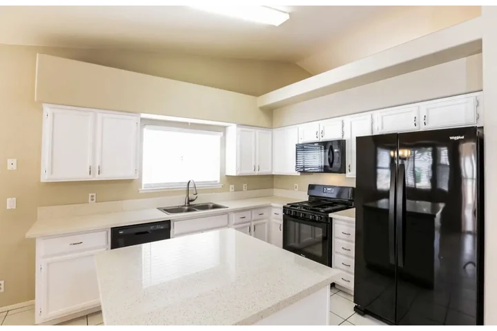 $1450 : Nice 3BED/2BATH in Las Vegas image 4