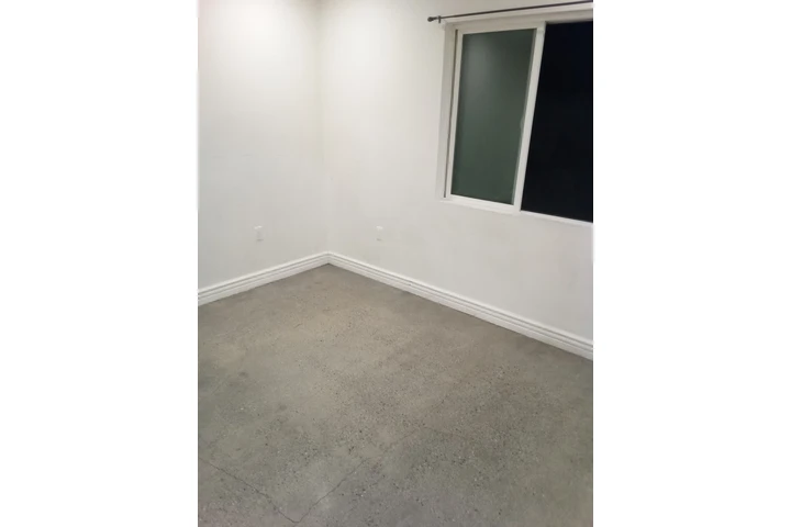 $1000 : SE RENTA CUARTO image 2