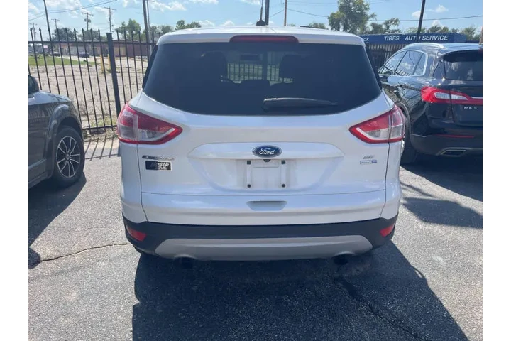 2015 Escape SE image 3