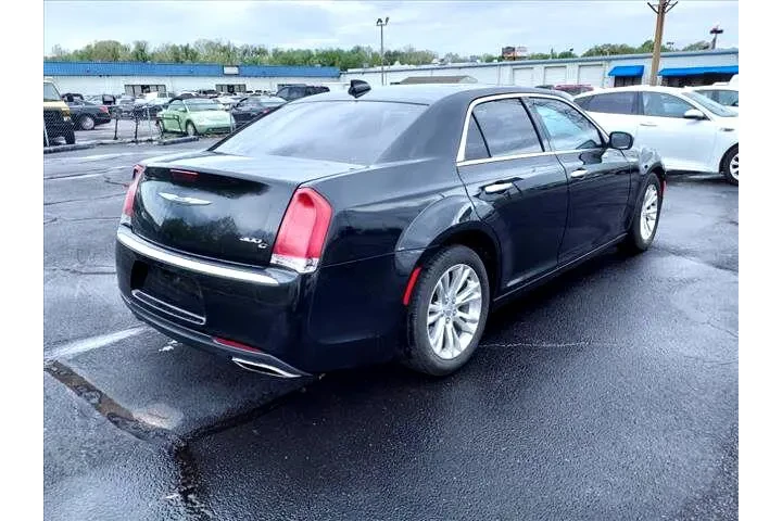 $15995 : 2017 300 C RWD image 4