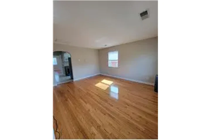 $1250 : Rental property with 2 bedro image 2