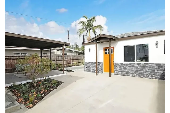 $1000 : This 400 square foot studio AD image 1
