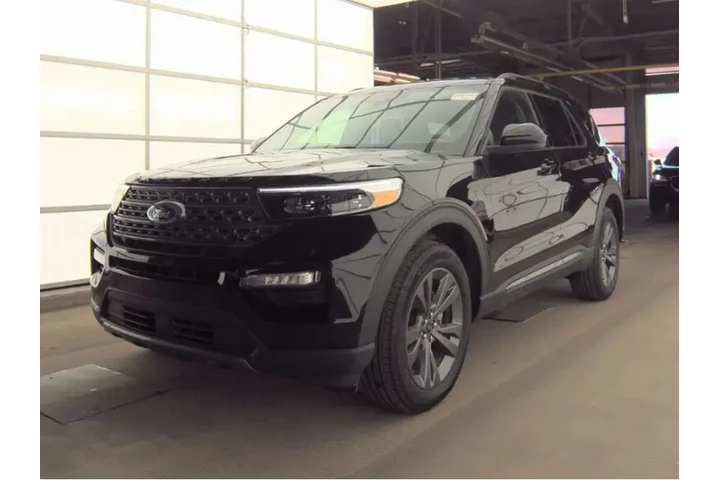 $32299 : Ford Explorer 2023 AWD XLT 4 image 2