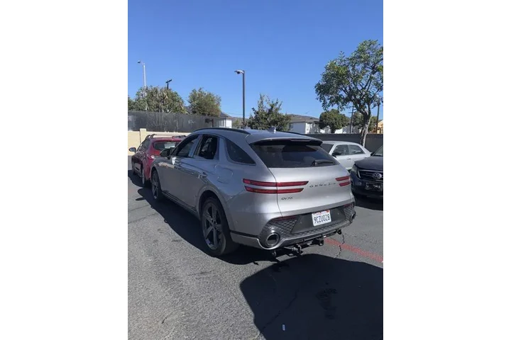 $35900 : Genesis GV70 2023 AWD 2.5T S image 4