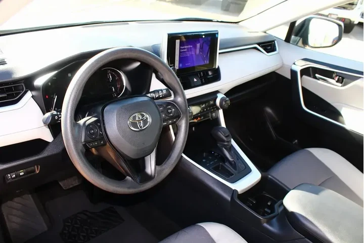 $26385 : Toyota RAV4 2024 XLE 4dr SUV image 2