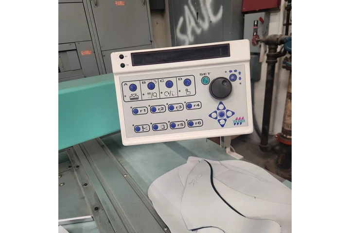 Operador de embroidery machine image 3