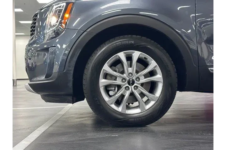$26876 : Kia Telluride 2022 LX 4dr SU image 2