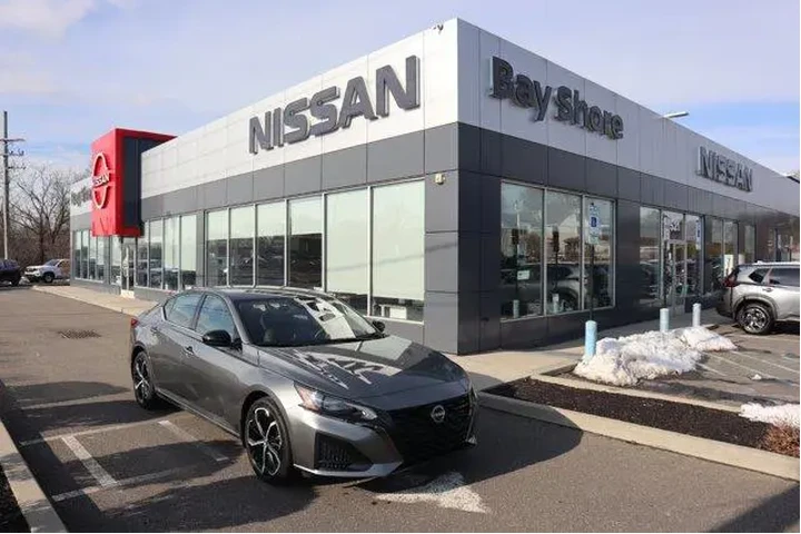 $21115 : Nissan Altima 2025 2.5 SR 4d image 2