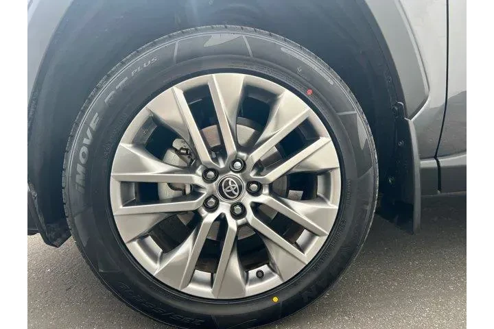 $28994 : Toyota RAV4 2022 XLE Premium image 10