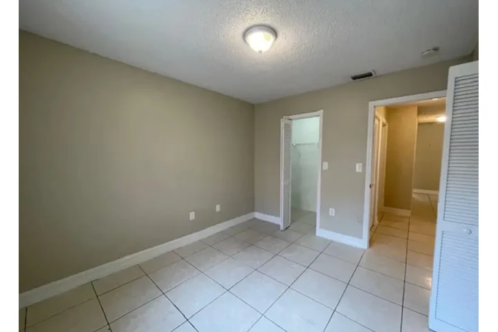 $2800 : 3Bedroom 2Bath House in Miami image 7