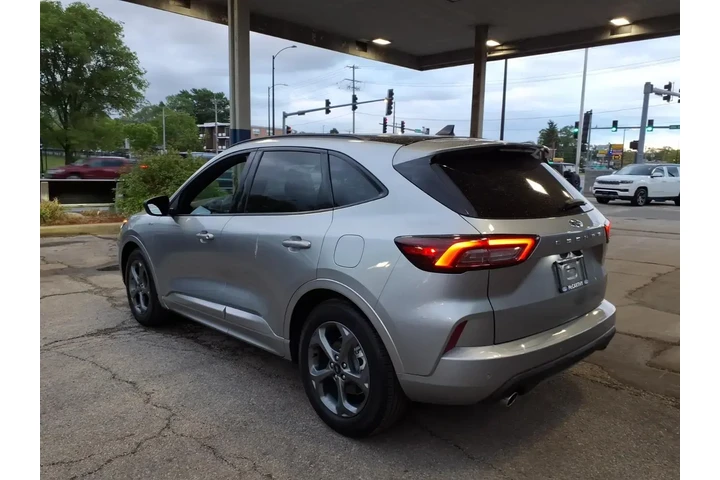 $27642 : Ford Escape 2023 ST-Line 4dr image 5