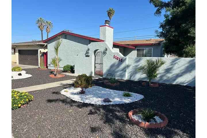 $1000 : 3 bedroom 2 bathroom Downey image 4
