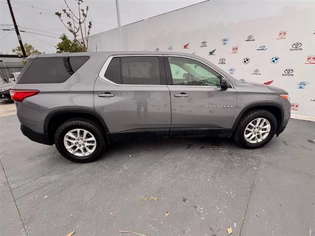 $20995 : Used 2020 Traverse FWD 4dr LS image 2