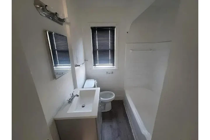 $900 : Private Home image 1