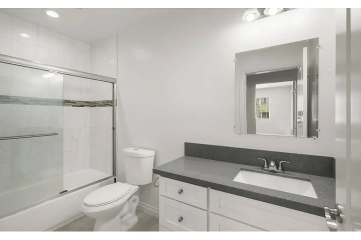 $1985 : 2 Bedroom Apt In Los Angeles image 7