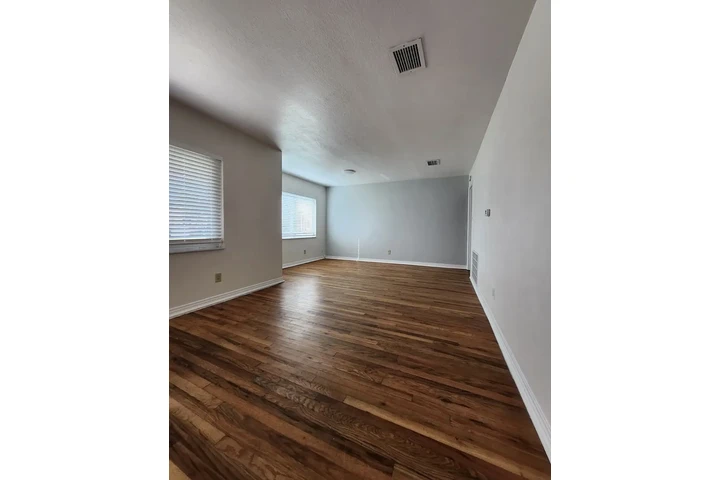 $1000 : Newly renovated Home image 4