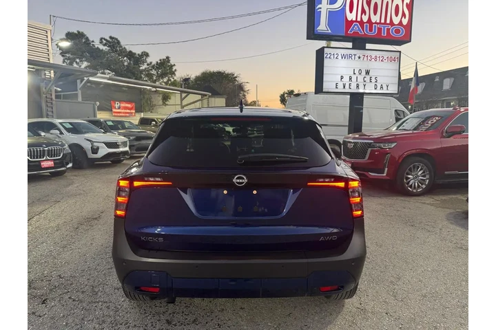 2025 Kicks SV 4WD image 5