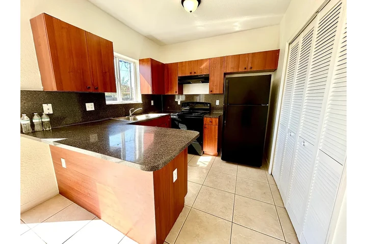 $900 : charming HOME ..Miami, FL image 5