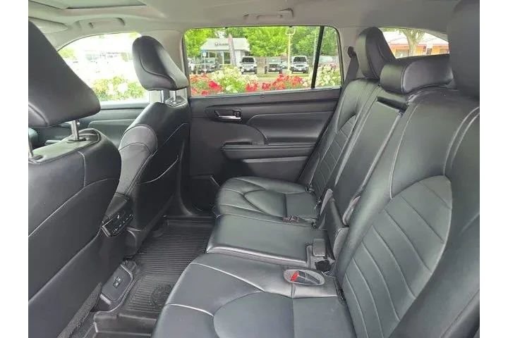 $37995 : Toyota Highlander 2022 XLE 4 image 8