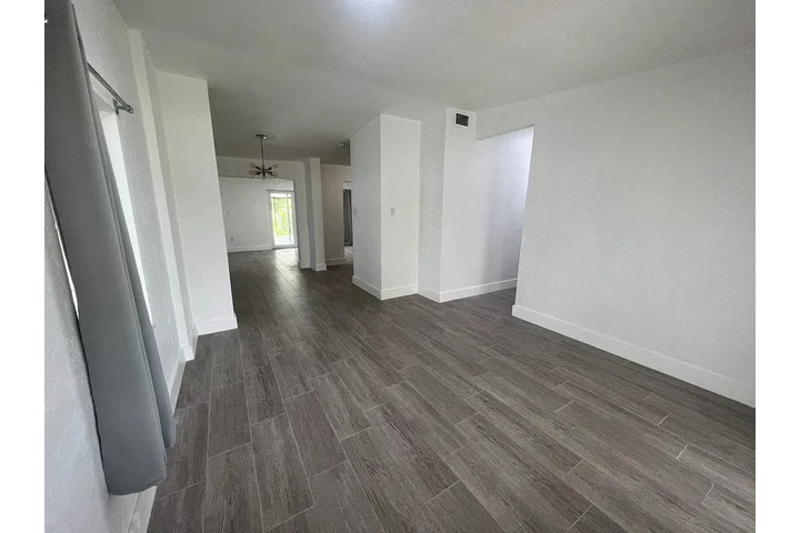 $800 : charming HOME ..Hialeah, FL image 2