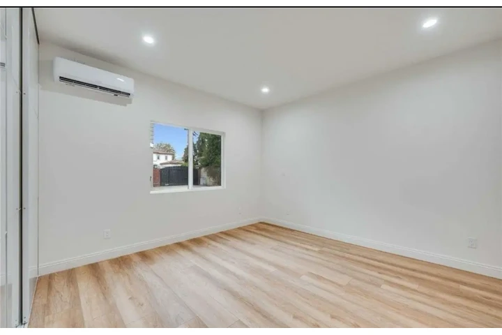 $2100 : 2 Bed House in West Adams Blvd image 3